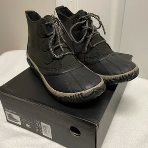 Women’s Sorel Out N About Plus waterproof Duck Boots - Black/Noir Size 7.5